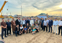 Қарилар оқу орталығының кірпішін қалады